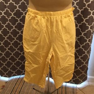 3/$20 D&Co Yellow Capris 2x